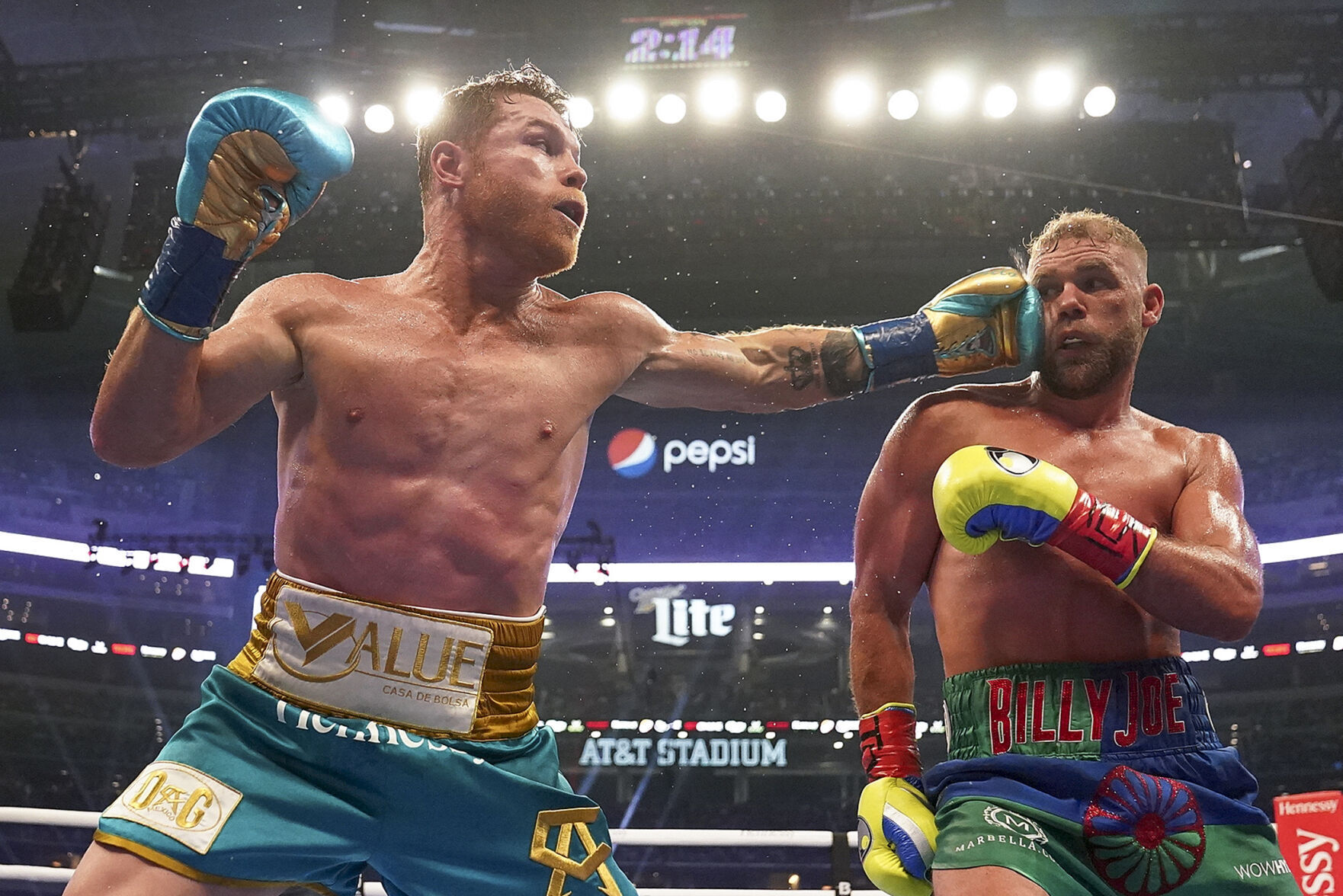 APTOPIX Alvarez Saunders Boxing